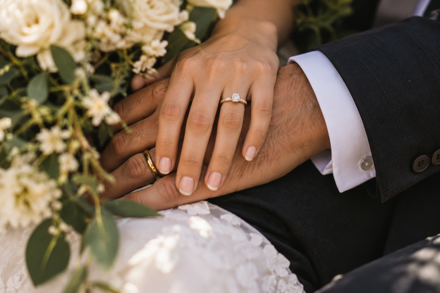 Manos de Paula y Andrés con los anillos