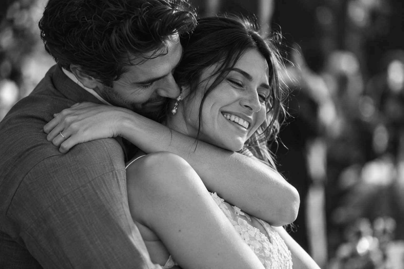 Abrazo de Paula y Andrés en blanco y negro